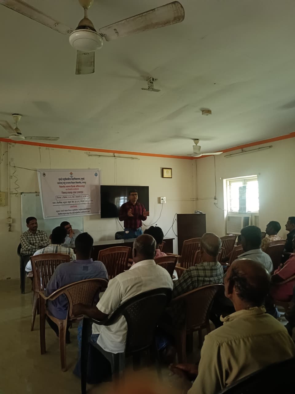 Dr. Vivek Shukla explaining the particpants about clean milk production